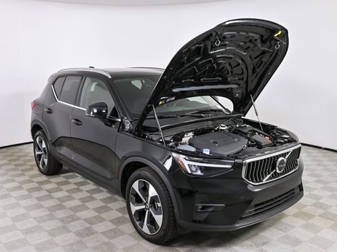 Used 2025 Volvo XC40 B5 Plus image 34