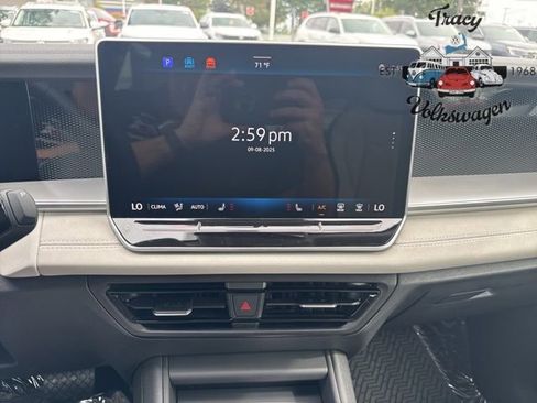 New 2025 Volkswagen Tiguan SE image 11