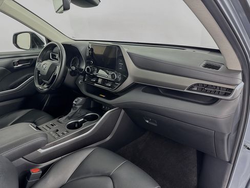 Used 2024 Toyota Highlander XLE AWD/4WD image 29
