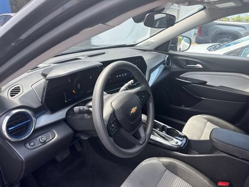 Used 2025 Chevrolet Trax LT FWD image 8