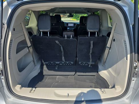 Used 2024 Chrysler Pacifica Touring-L FWD image 31