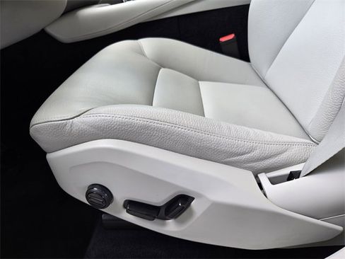 Certified 2025 Volvo XC90 T8 Plus image 26