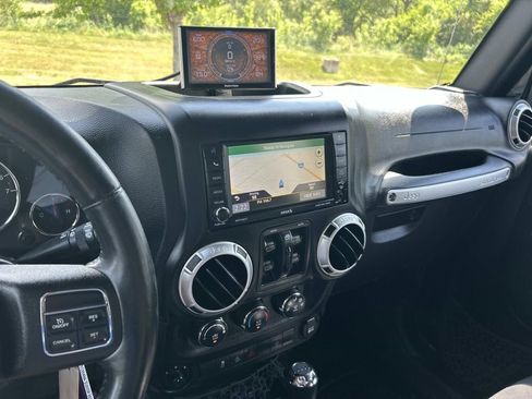Used 2015 Jeep Wrangler Unlimited Rubicon AWD/4WD image 22