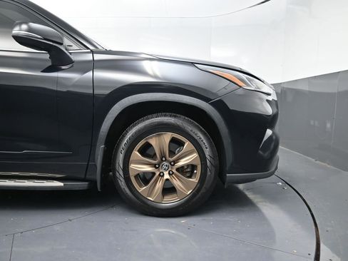 Used 2023 Toyota Highlander Bronze Edition image 5