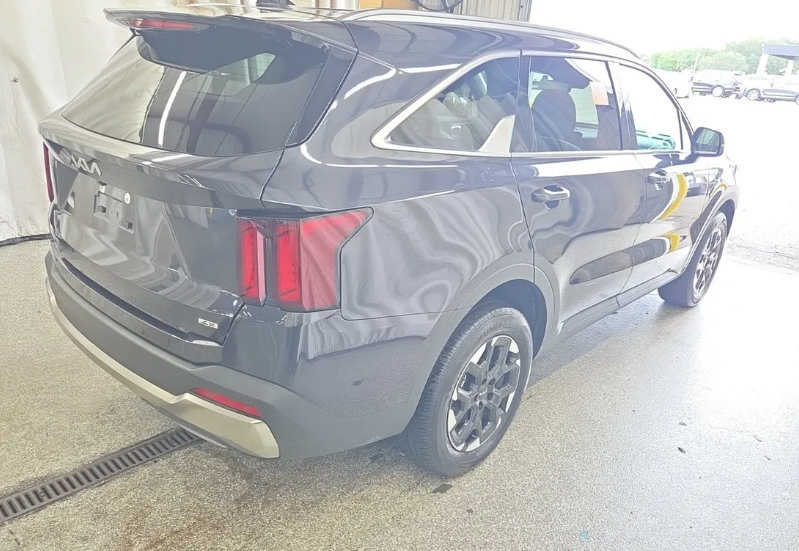 Used 2025 Kia Sorento S AWD/4WD image 3