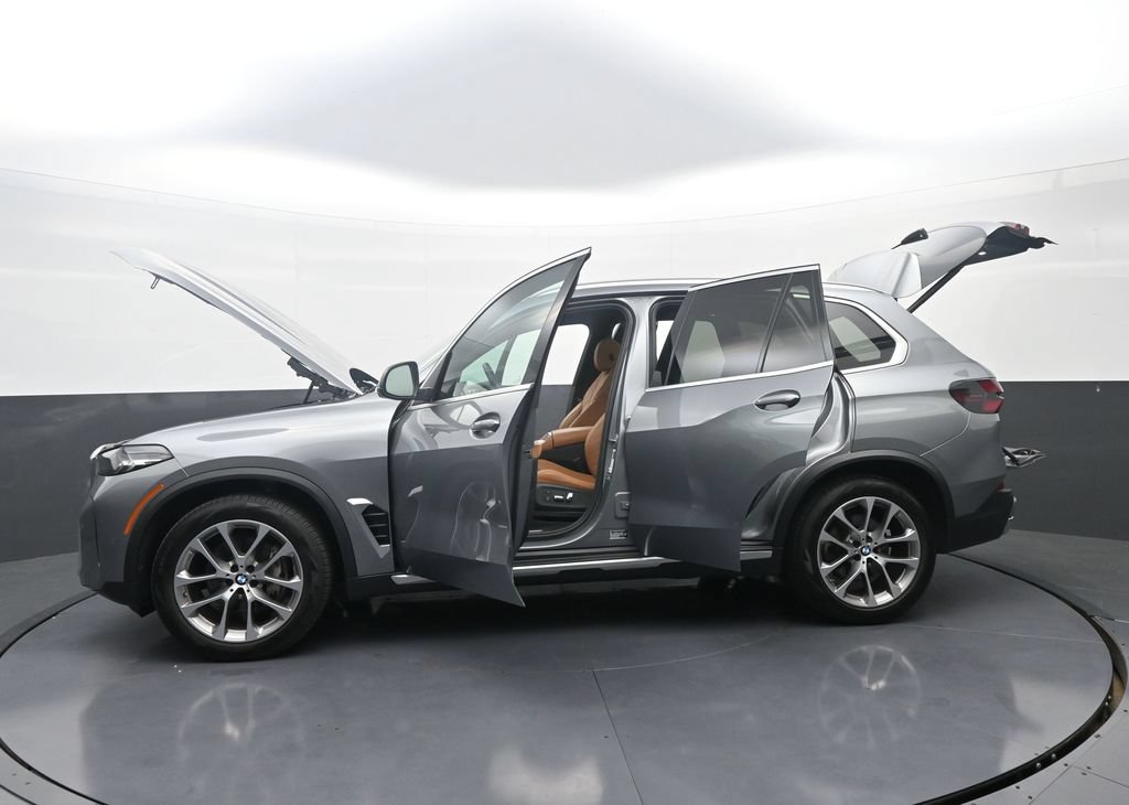 Used 2024 BMW X5 xDrive40i w/ Parking Assistance Package AWD/4WD image 39