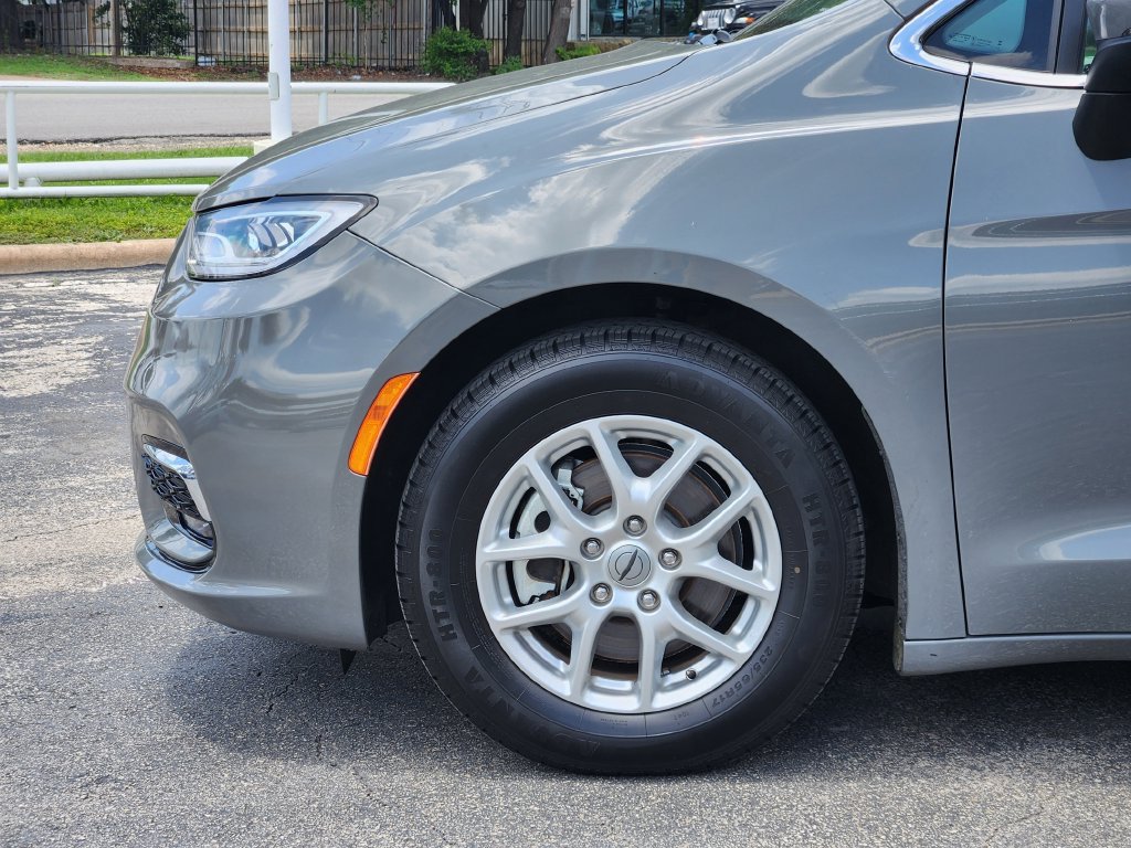Used 2023 Chrysler Pacifica Touring-L FWD image 9
