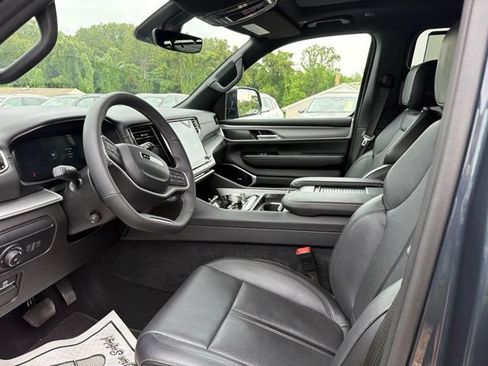 Used 2025 Jeep Wagoneer Series III w/ Premium Group I AWD/4WD image 2