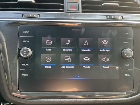 Used 2022 Volkswagen Tiguan SE R-Line image 24