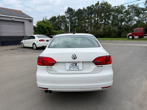 Used 2011 Volkswagen Jetta SE FWD image 4