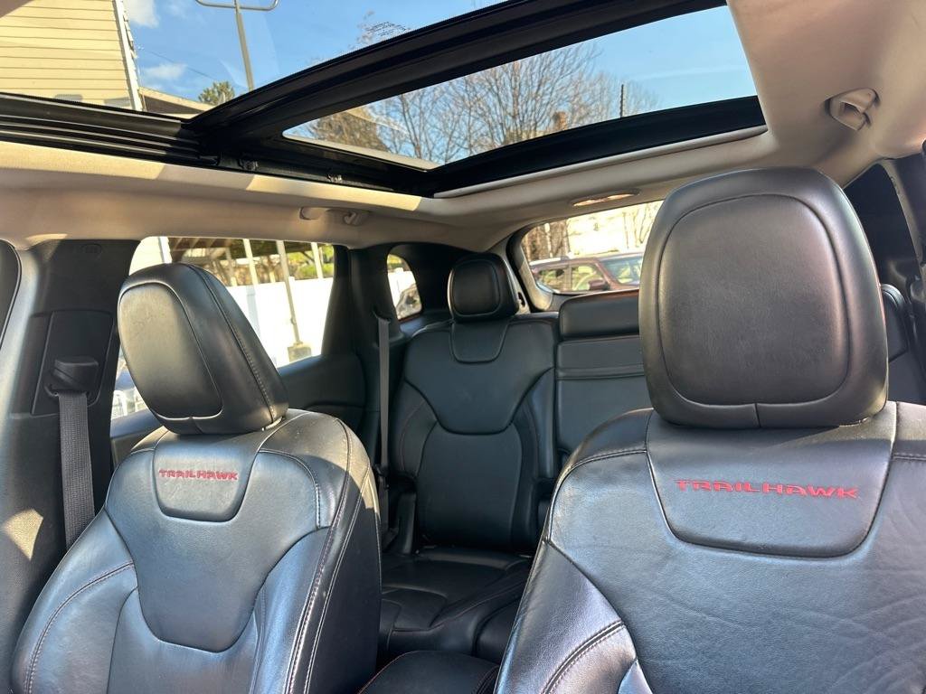Used 2016 Jeep Cherokee Trailhawk w/ Comfort/Convenience Group AWD/4WD image 19