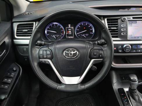 Used 2014 Toyota Highlander XLE image 17