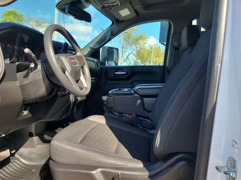 Used 2024 GMC Sierra 2500 Pro w/ Convenience Package image 11