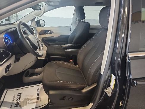 Used 2023 Chrysler Voyager LX FWD image 7