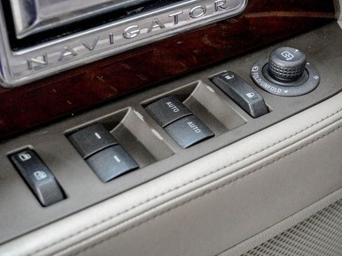 Used 2011 Lincoln Navigator L 4WD image 18