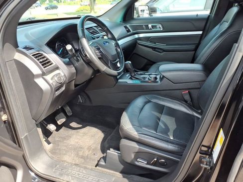 Used 2017 Ford Explorer XLT w/ Equipment Group 202A AWD/4WD image 10
