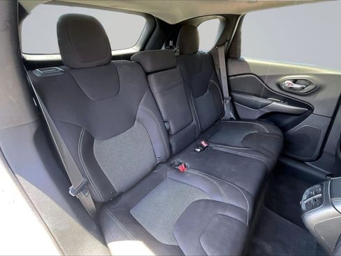 Used 2019 Jeep Cherokee Latitude w/ Popular Appearance Group AWD/4WD image 27