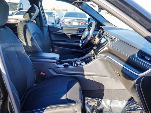 Certified 2025 Jeep Grand Cherokee Laredo X image 18