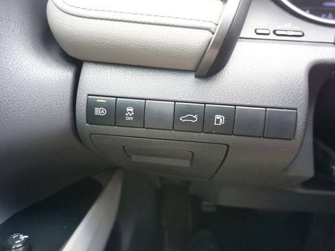 Used 2018 Toyota Camry LE FWD image 4
