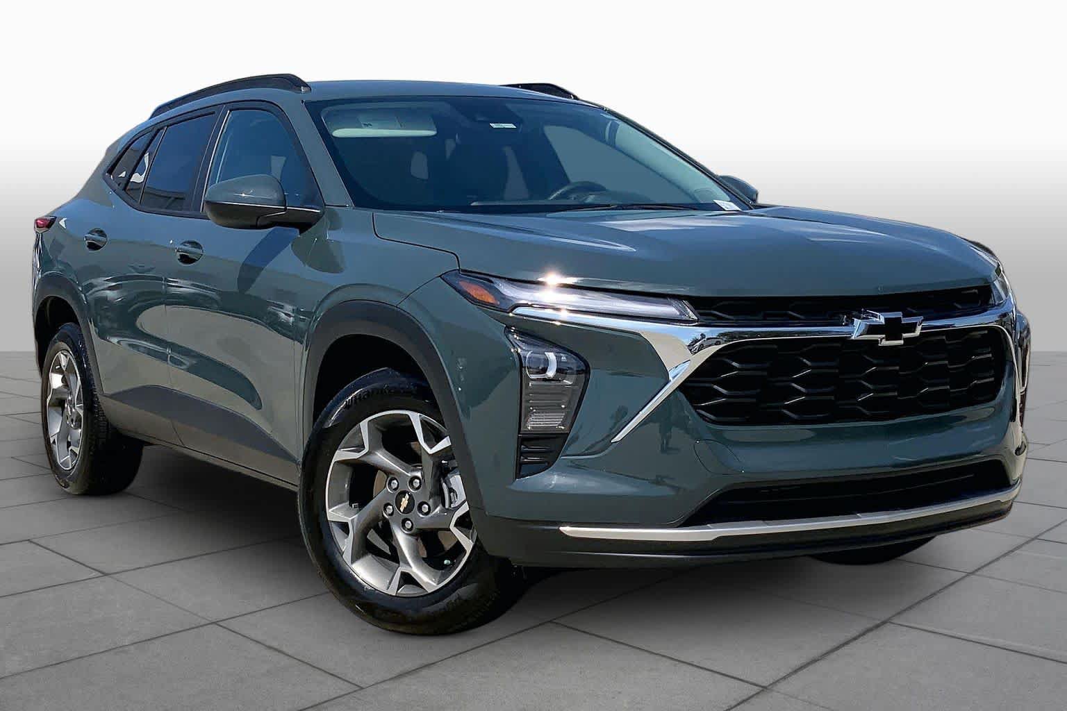 Used 2025 Chevrolet Trax LT w/ LT Convenience Package FWD image 3