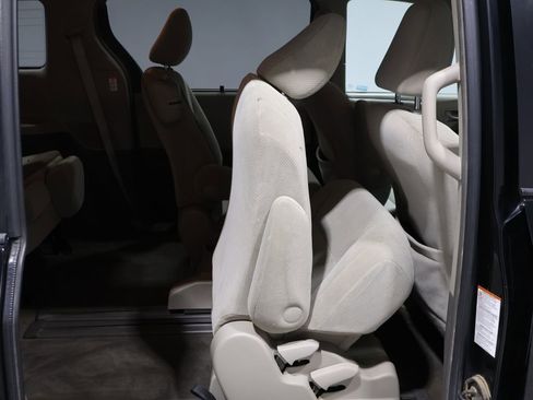 Used 2016 Toyota Sienna LE image 20