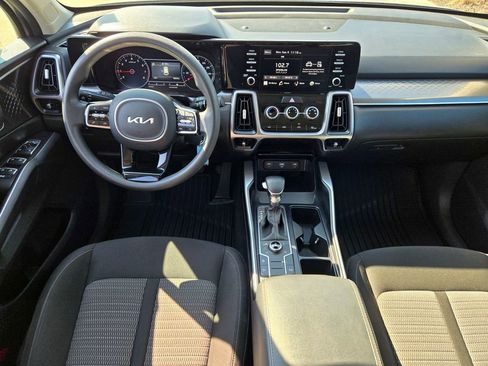 Used 2023 Kia Sorento LX image 28
