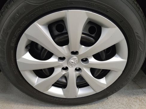 Used 2024 Toyota Corolla LE FWD image 31