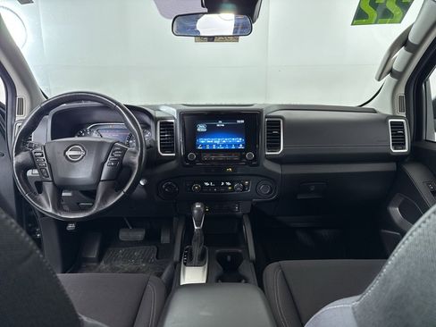 Used 2022 Nissan Frontier SV image 3