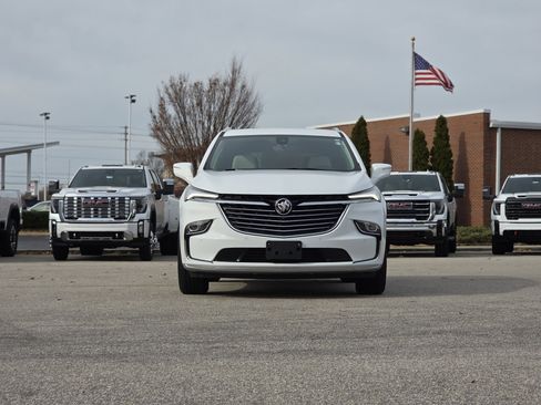 Used 2023 Buick Enclave Essence image 2