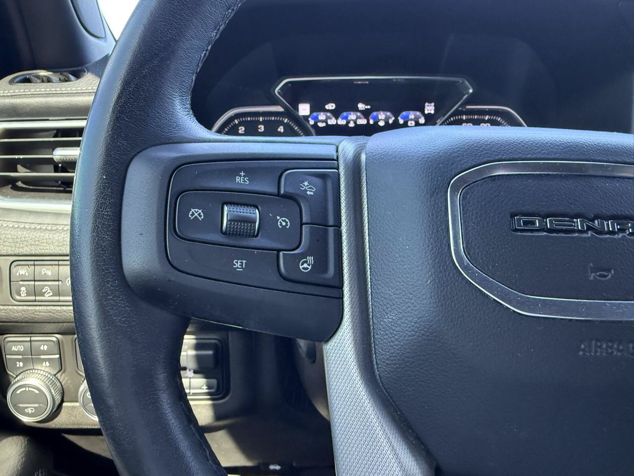 Used 2021 GMC Yukon Denali w/ Denali Ultimate Package AWD/4WD image 30