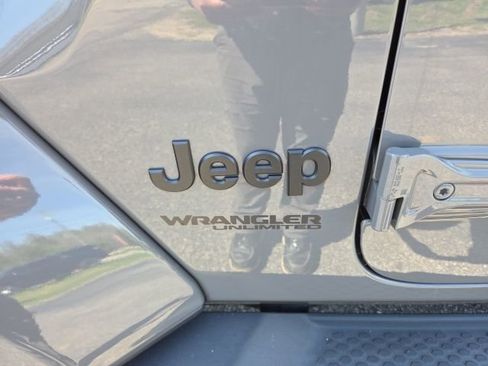 Used 2020 Jeep Wrangler Unlimited Sahara AWD/4WD image 40
