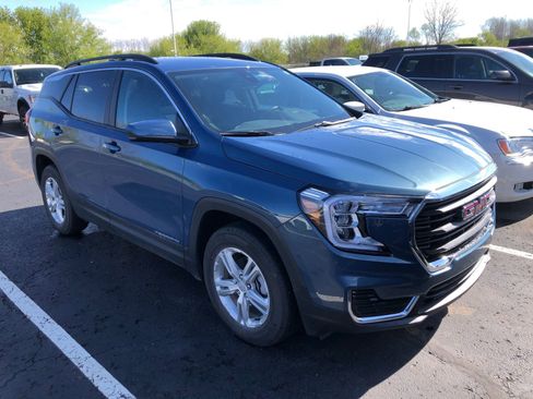 Used 2024 GMC Terrain SLE w/ Driver Convenience Package FWD image 3
