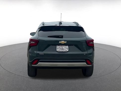 Used 2025 Chevrolet Trax LT w/ LT Convenience Package image 12