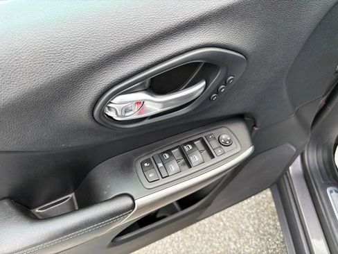 Used 2019 Jeep Cherokee Limited AWD/4WD image 12