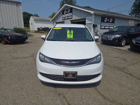 Used 2017 Chrysler Pacifica LX FWD image 3