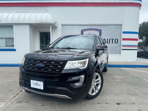 Used 2017 Ford Explorer Limited w/ Equipment Group 301A FWD image 2