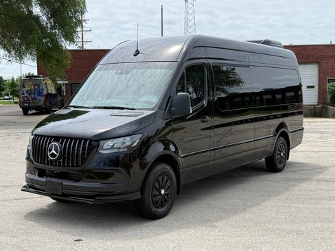 Used 2024 Mercedes-Benz Sprinter 2500 image 3