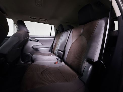 Certified 2025 Toyota Highlander AWD image 20