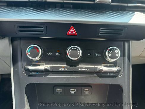 Used 2024 Kia Carnival LX FWD image 19