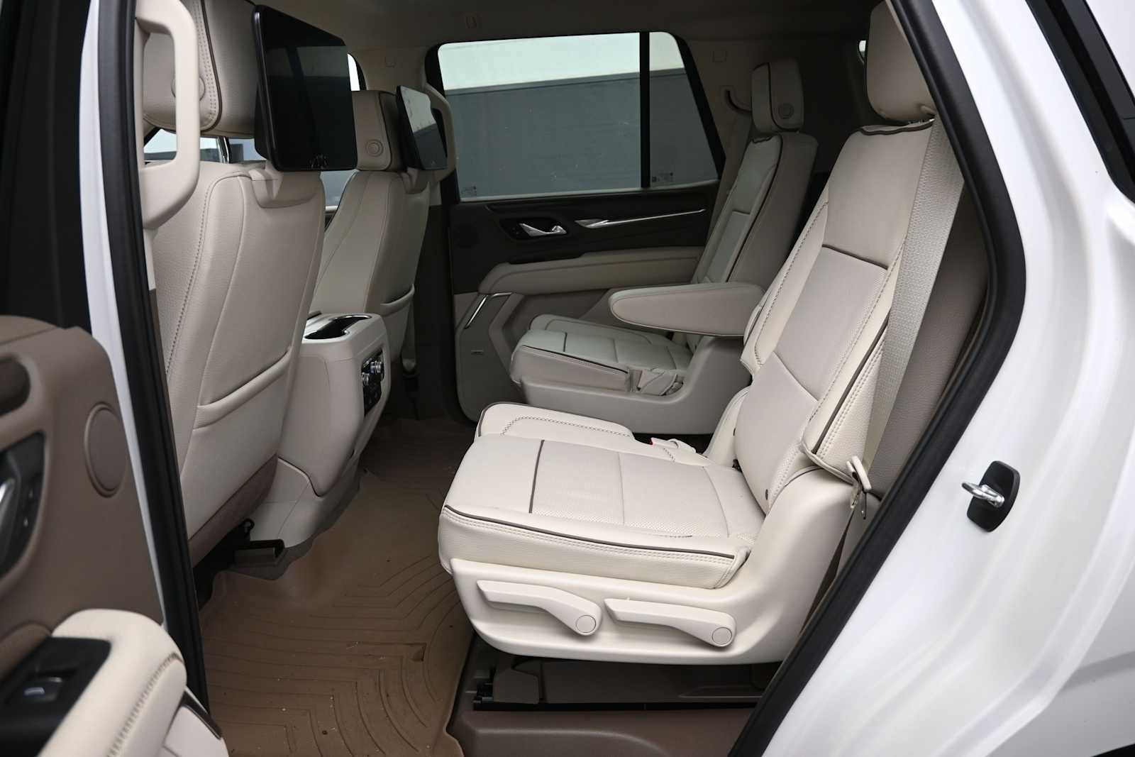 Used 2024 GMC Yukon Denali w/ Advanced Technology Package AWD/4WD image 12