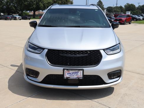 Used 2024 Chrysler Pacifica Premium FWD image 2