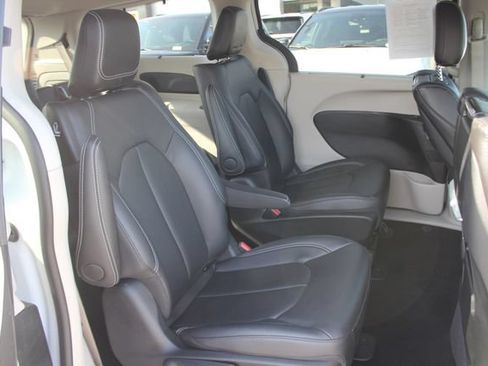 Used 2024 Chrysler Pacifica Limited w/ Uconnect Theater Family Group FWD image 32