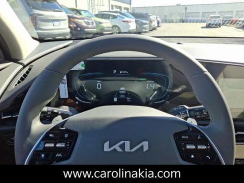 New 2025 Kia Niro EX Touring image 9