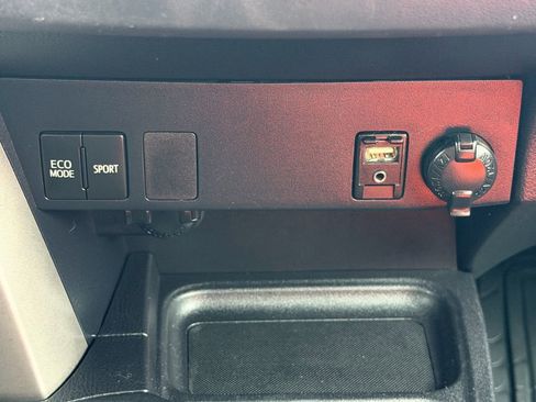Used 2016 Toyota RAV4 LE FWD image 32