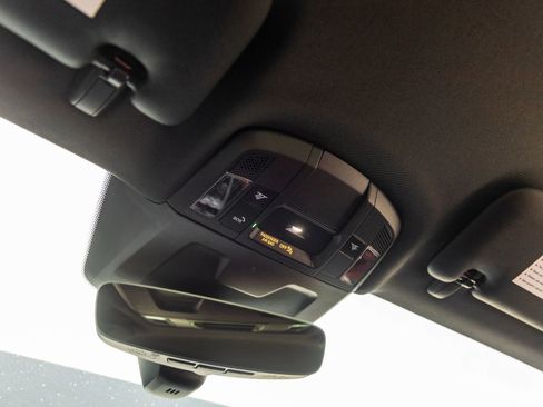 Used 2025 Porsche 911 Carrera w/ Premium Package image 28