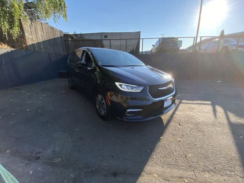 Used 2024 Chrysler Pacifica Limited FWD image 8