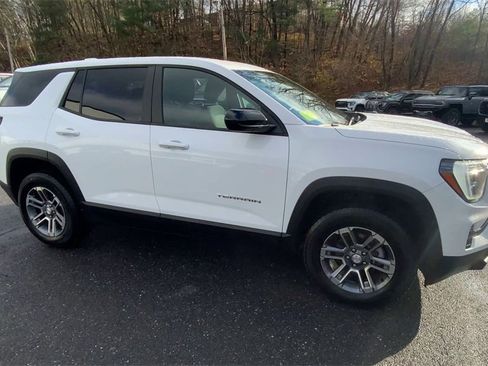 Used 2025 GMC Terrain Elevation image 3