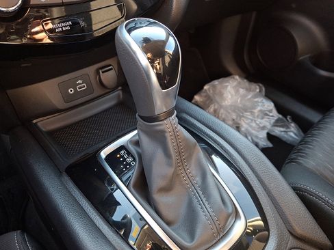 Used 2020 Nissan Rogue SV image 14