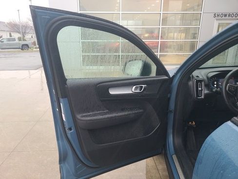 Used 2024 Volvo XC40 B5 Core image 17