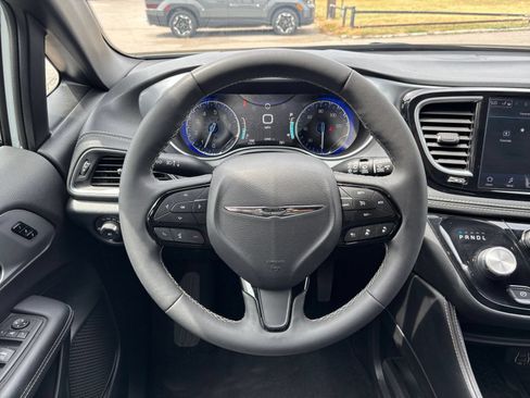 Used 2025 Chrysler Pacifica Limited FWD image 31